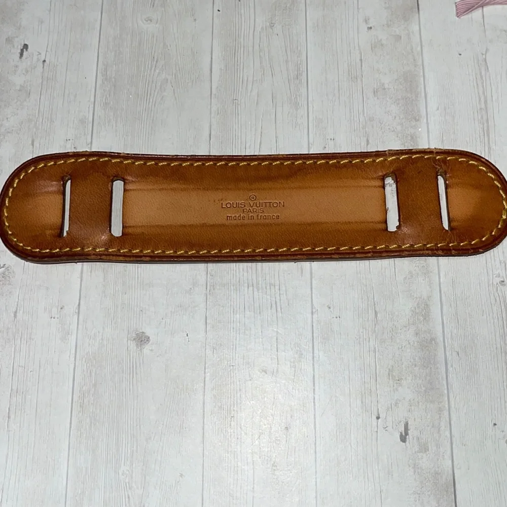 Authentic Louis Vuitton leather shoulder strap grip. - Picture 1 of 3